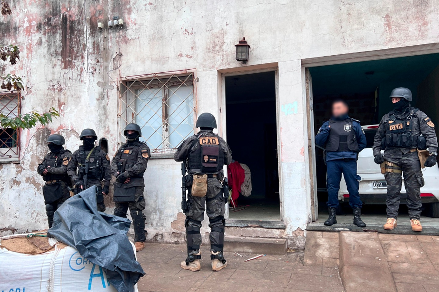 Tras dos allanamientos, arrestaron al sospechoso de cometer una violenta entradera en el mes de marzo