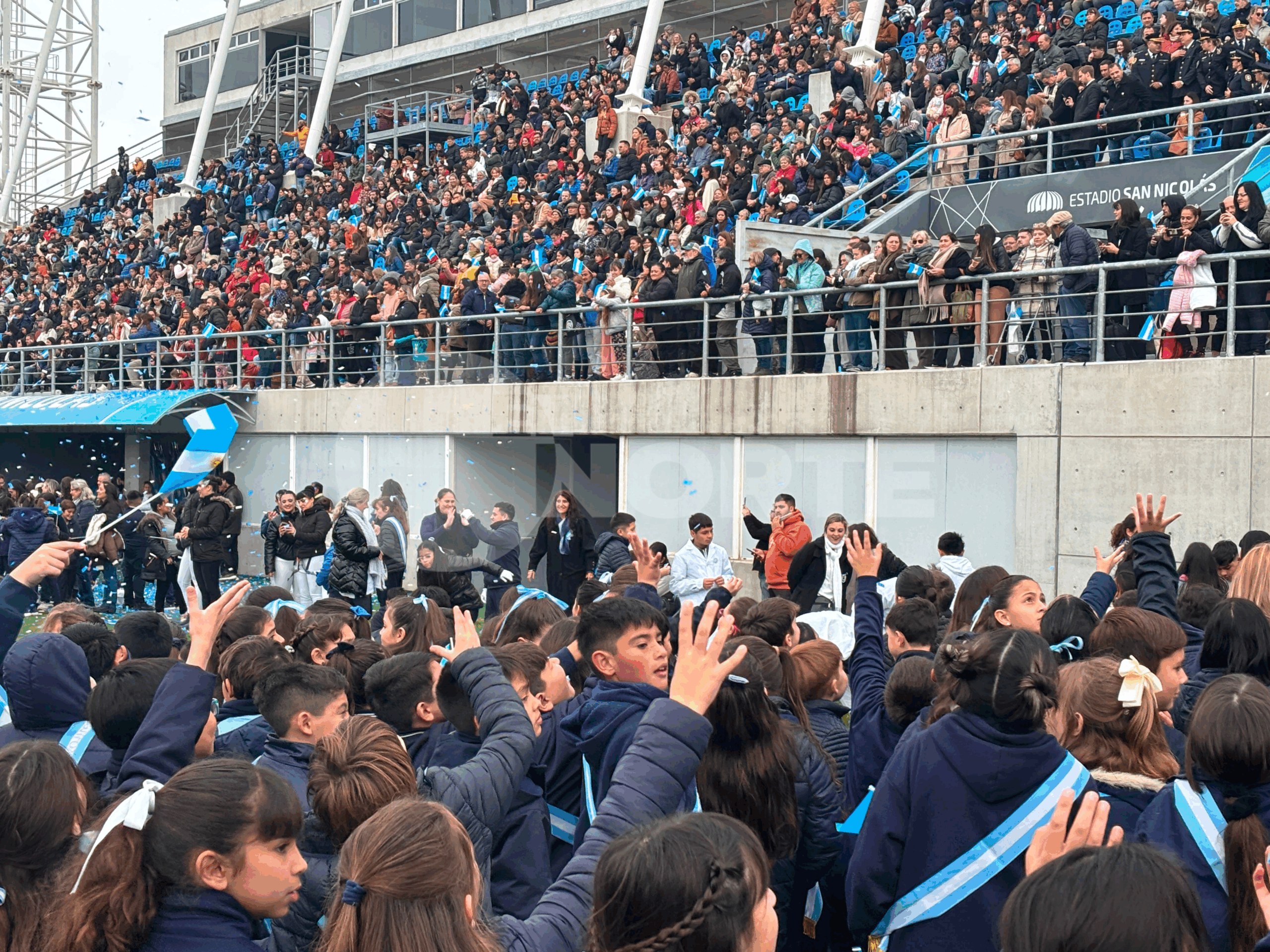 Alumnos de San Nicolás realizaron la promesa de lealtad a la bandera en el estadio