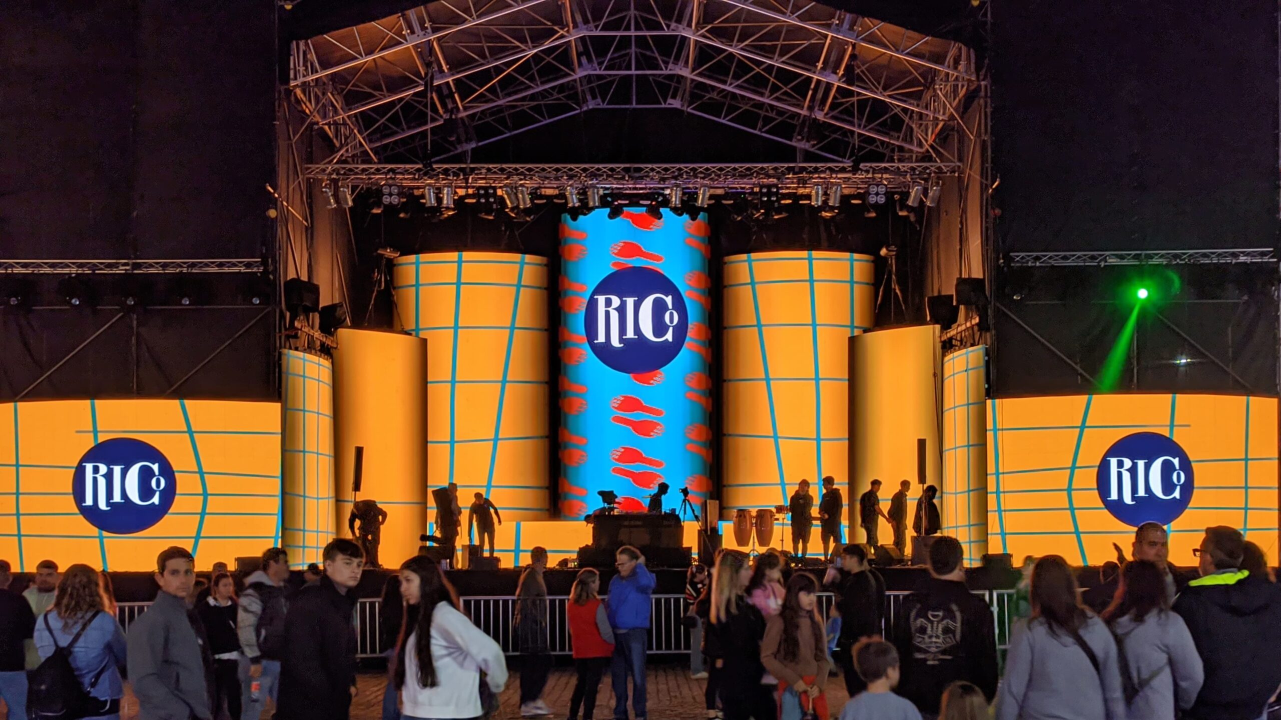 ¿Quiénes son los artistas principales que se presentan en la novena edición de Festival Rico?