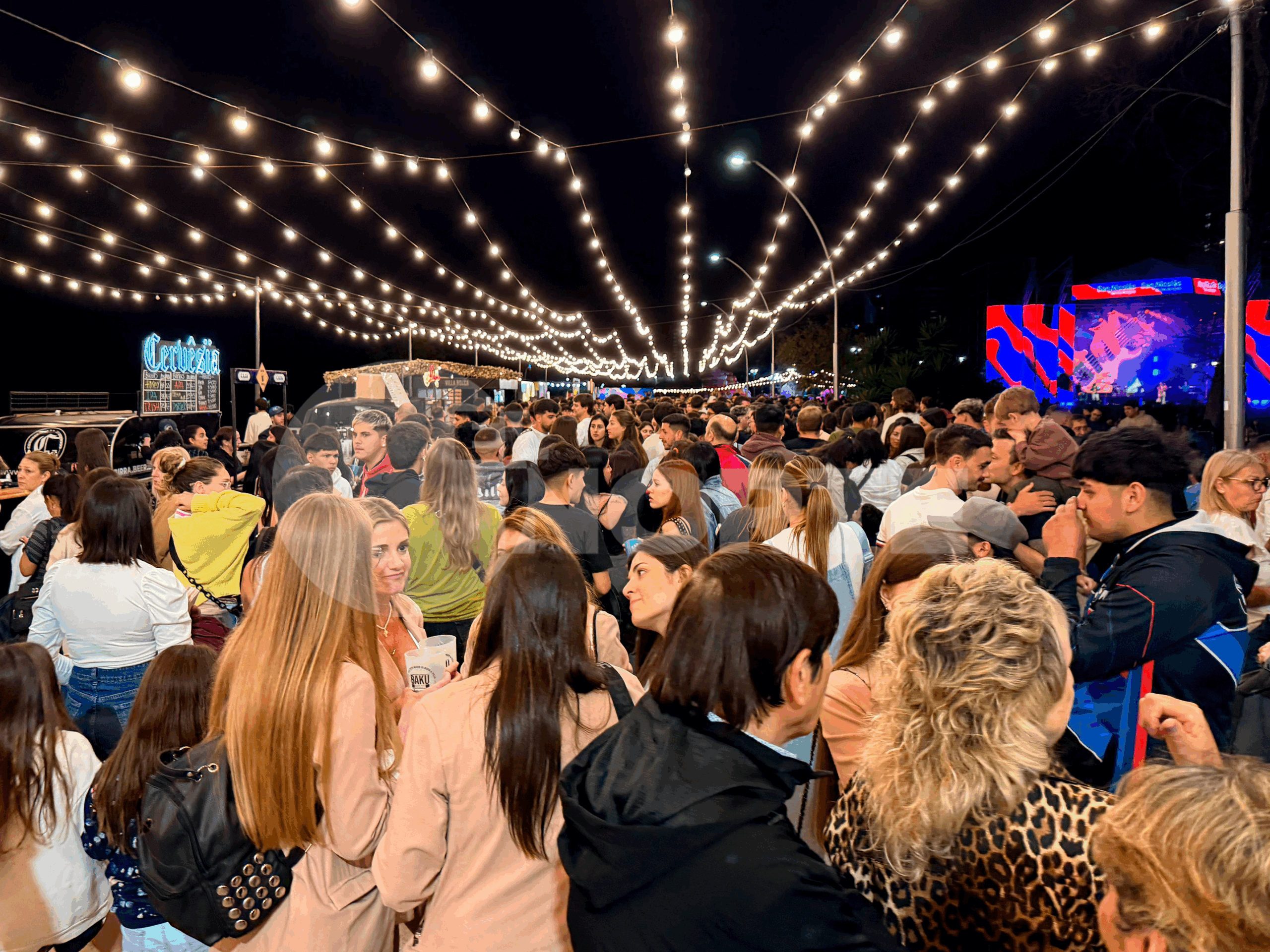 Gran apertura del Festival RICO en el empedrado de la costanera a pura música y gastronomía