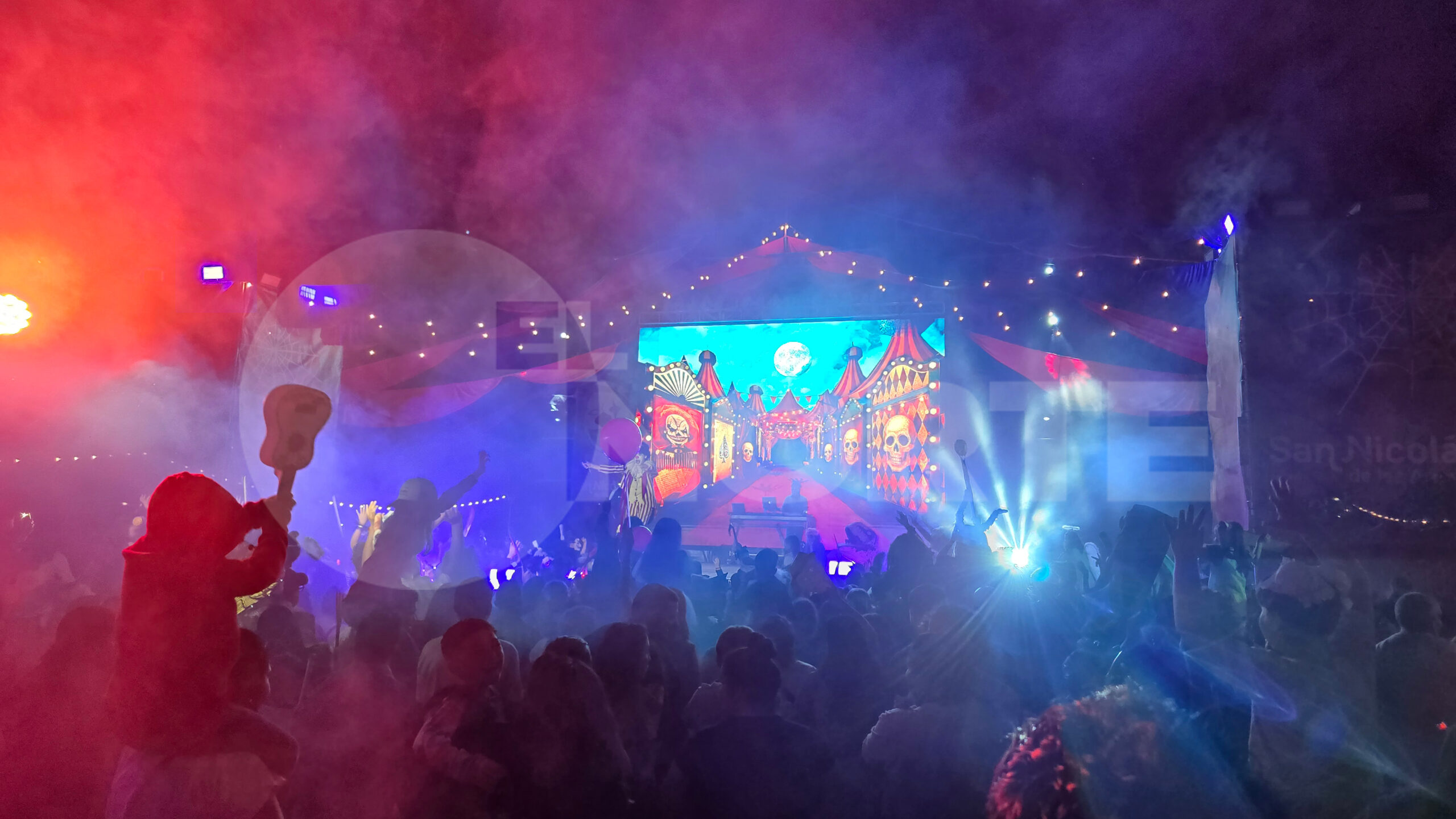 Disfraces estremecedores, música y gastronomía: así vivieron los nicoleños la fiesta de Halloween en el Empedrado