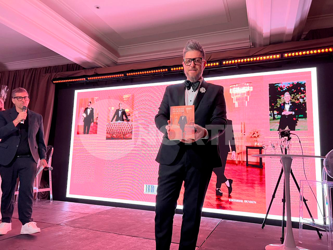 Adrián Pavía presentó su libro “Experto en bodas” en el Hotel Colonial