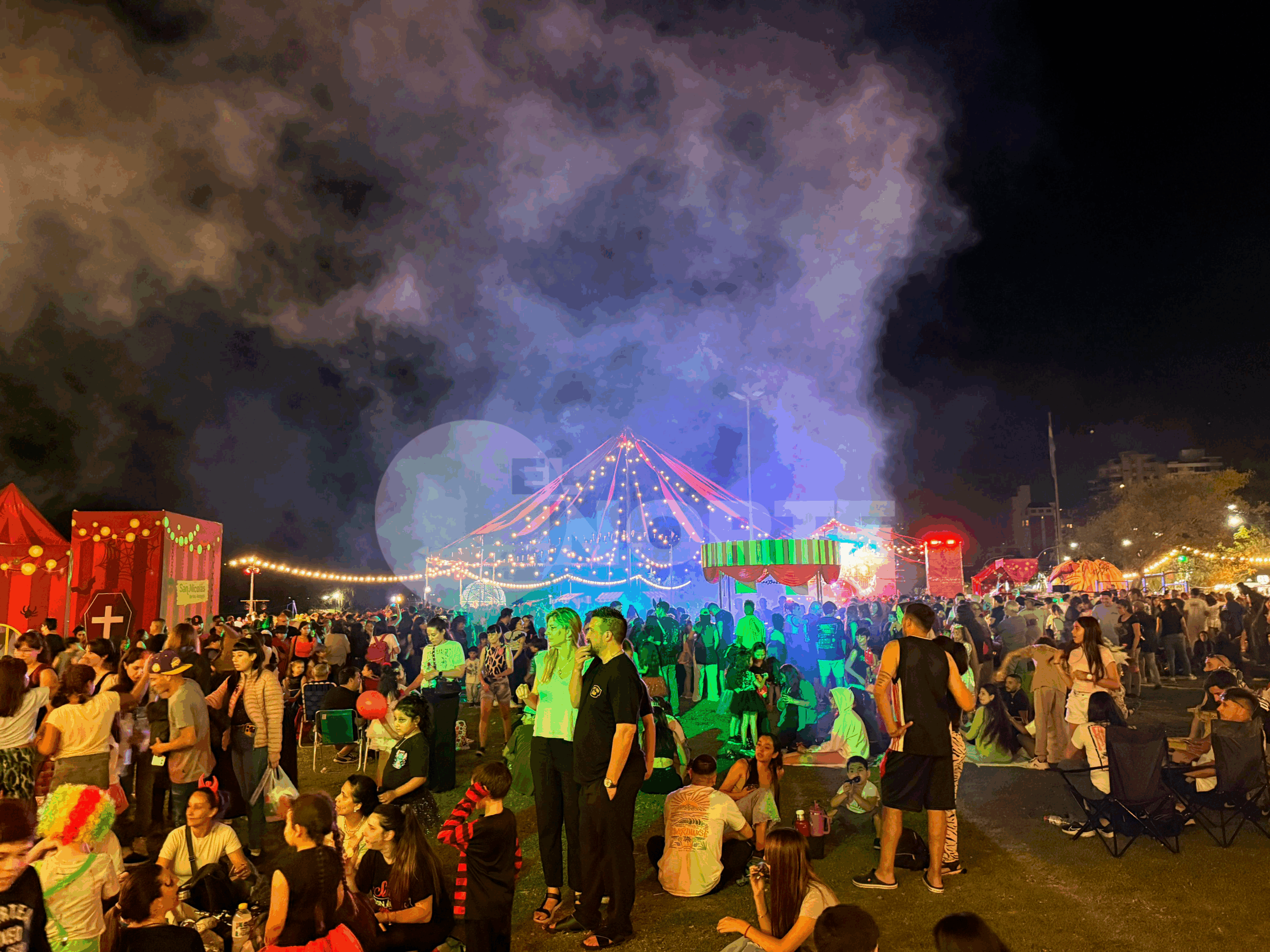 Entre luces, sustos y un «circo encantado», una multitud celebró Halloween en el Empedrado de la Costanera